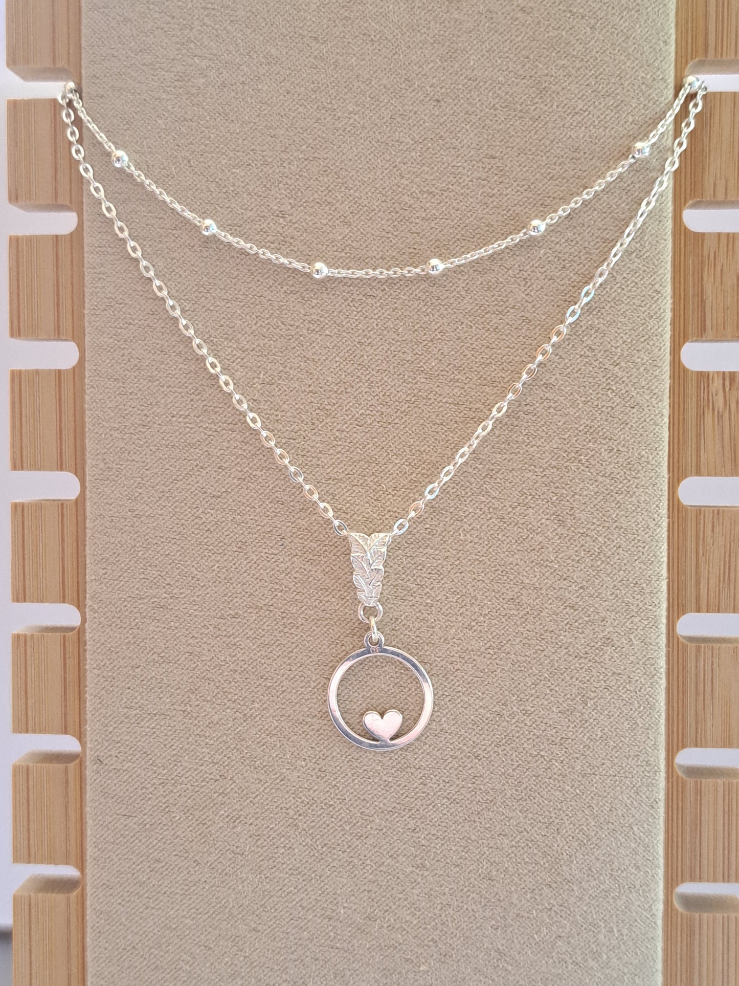 Collier femmes chaîne fine en argent pendentif coeur encerclé. Site de bijoux en ligne. France