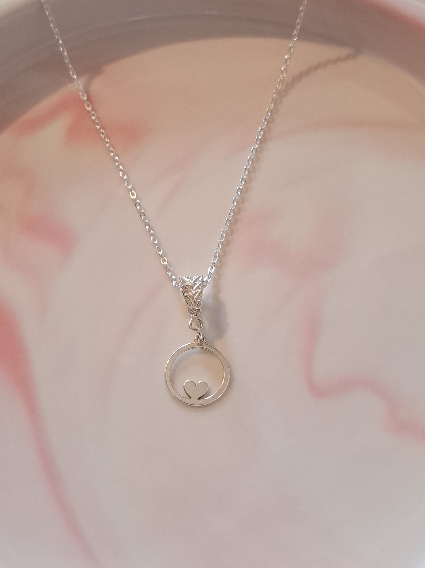 Collier femmes chaîne fine en argent pendentif coeur encerclé. Site de bijoux en ligne. France