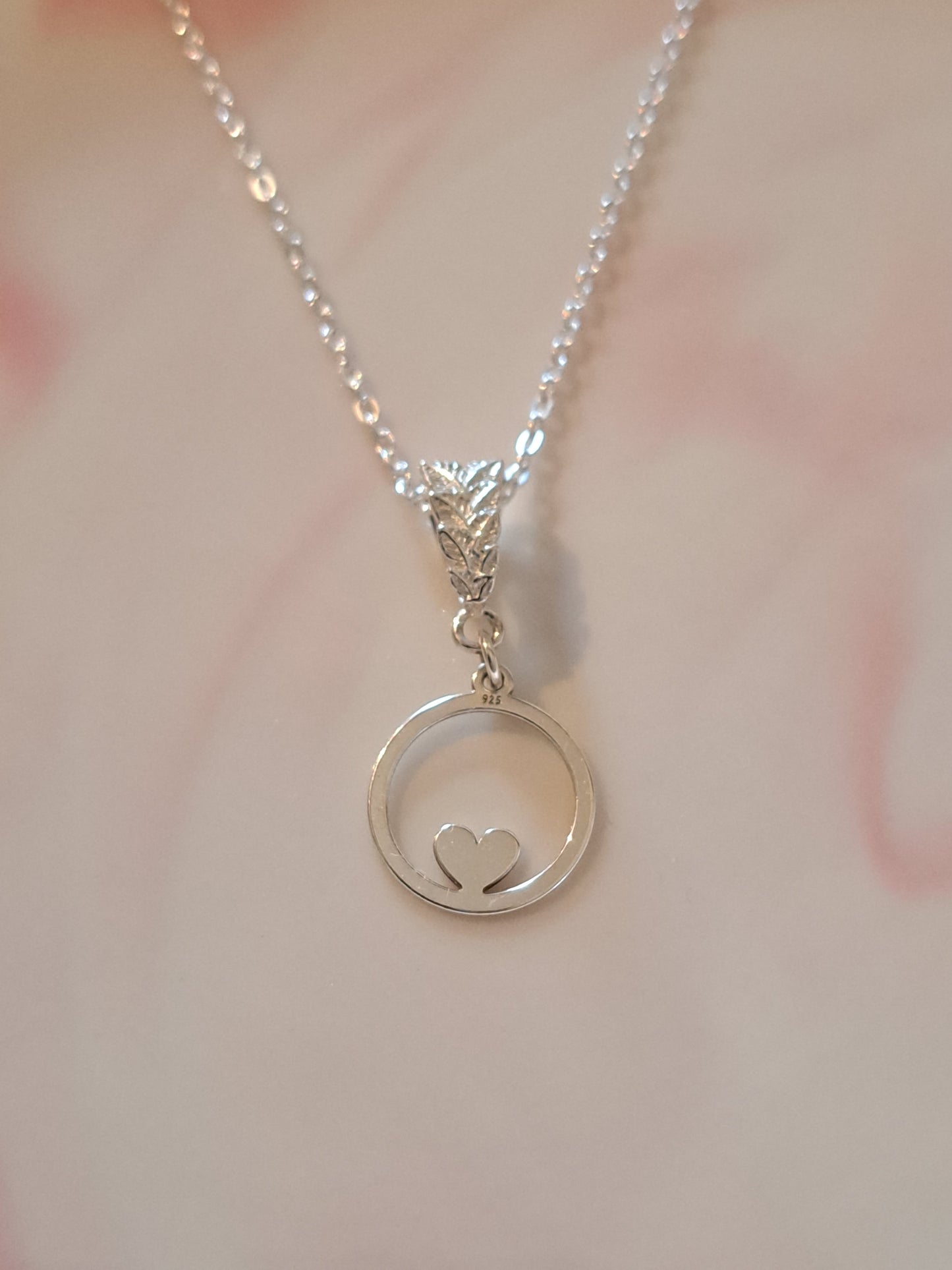 Collier femmes chaîne fine en argent pendentif coeur encerclé. Site de bijoux en ligne. France