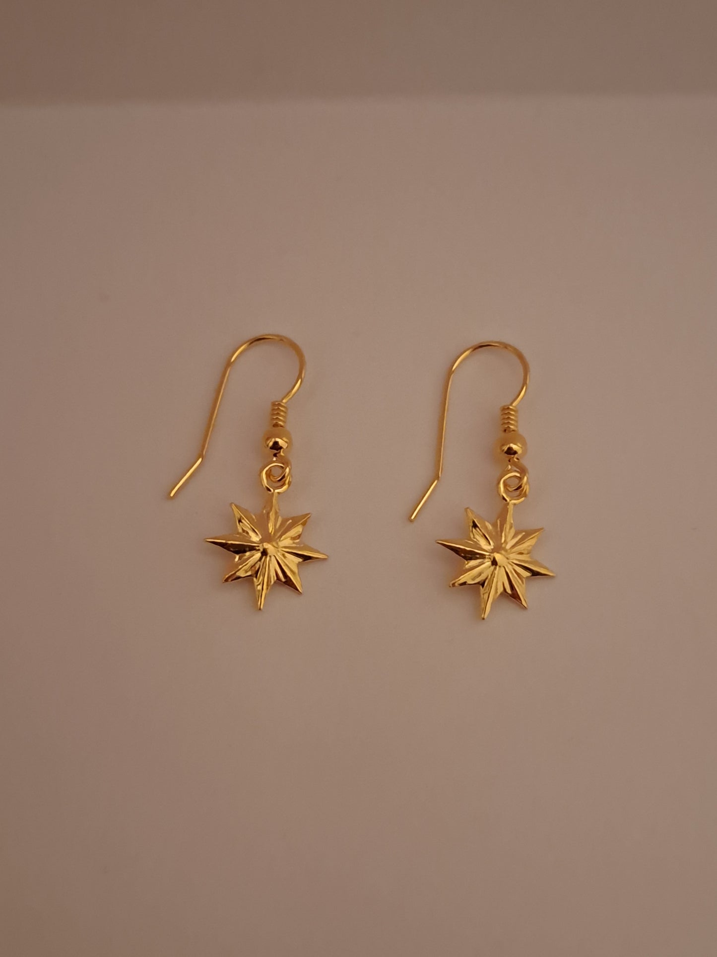 Boucles d'oreilles dorées pendantes avec breloque étoile