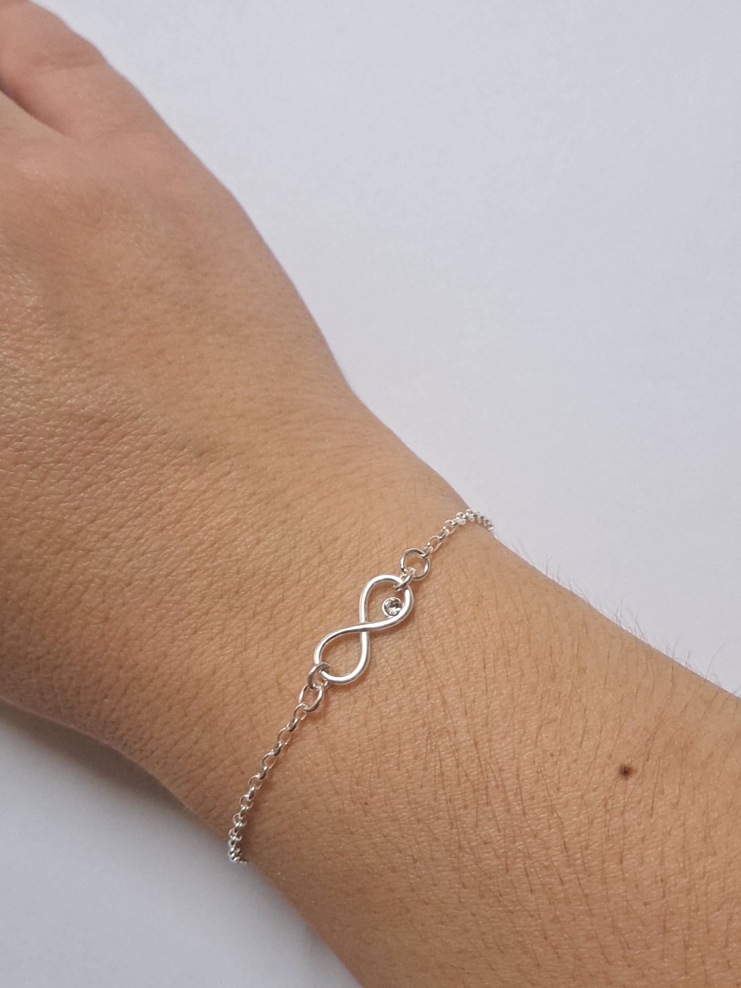 Bracelet en argent motif infini orné d'un petit cristal