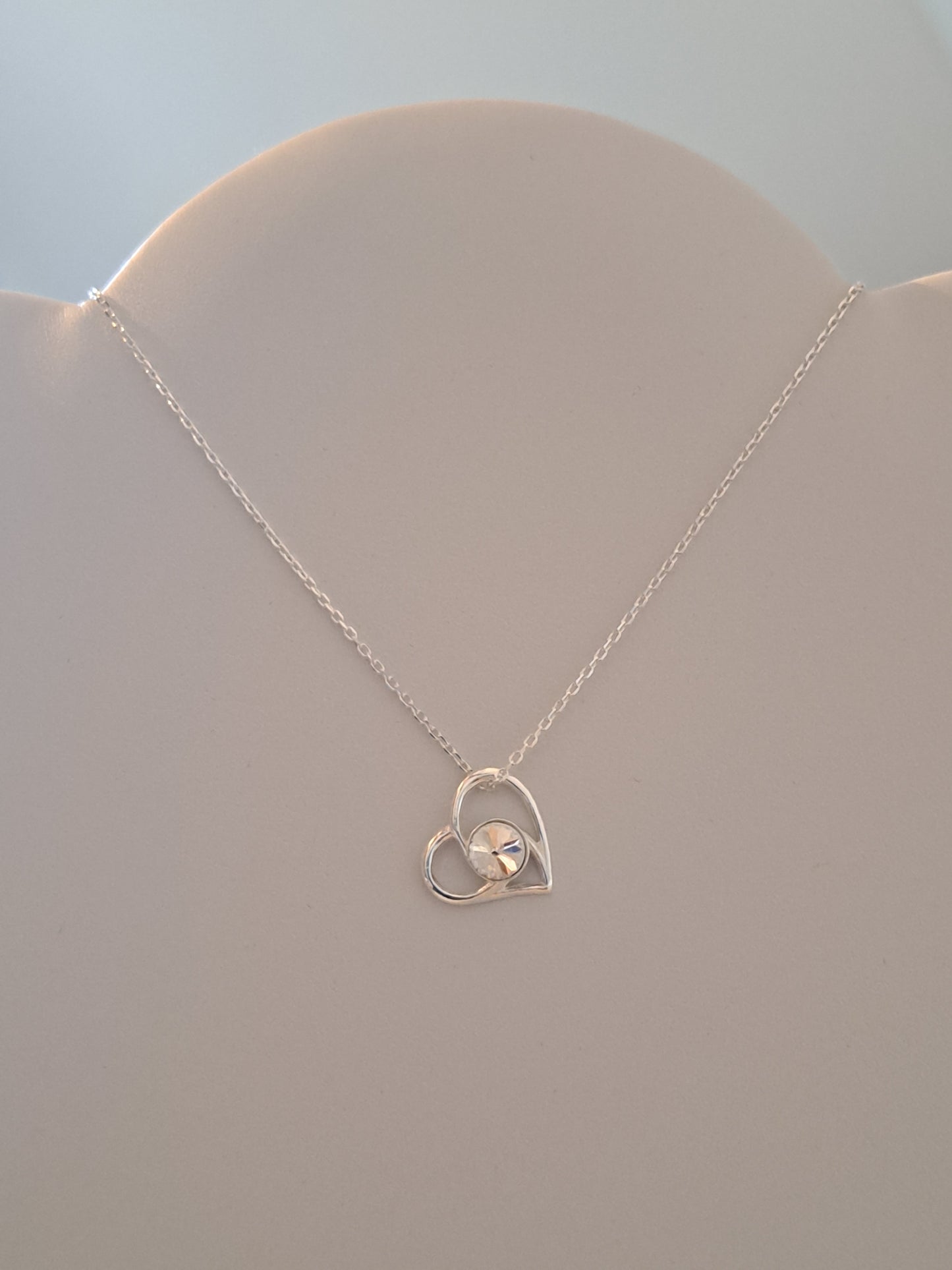 Collier en argent fin et élégant, pendentif coeur orné d'un cristal blanc. Site de bijoux. France