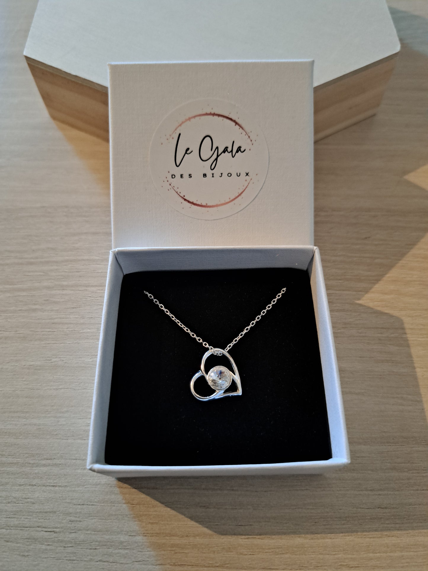Collier en argent fin et élégant, pendentif coeur orné d'un cristal blanc. Site de bijoux. France