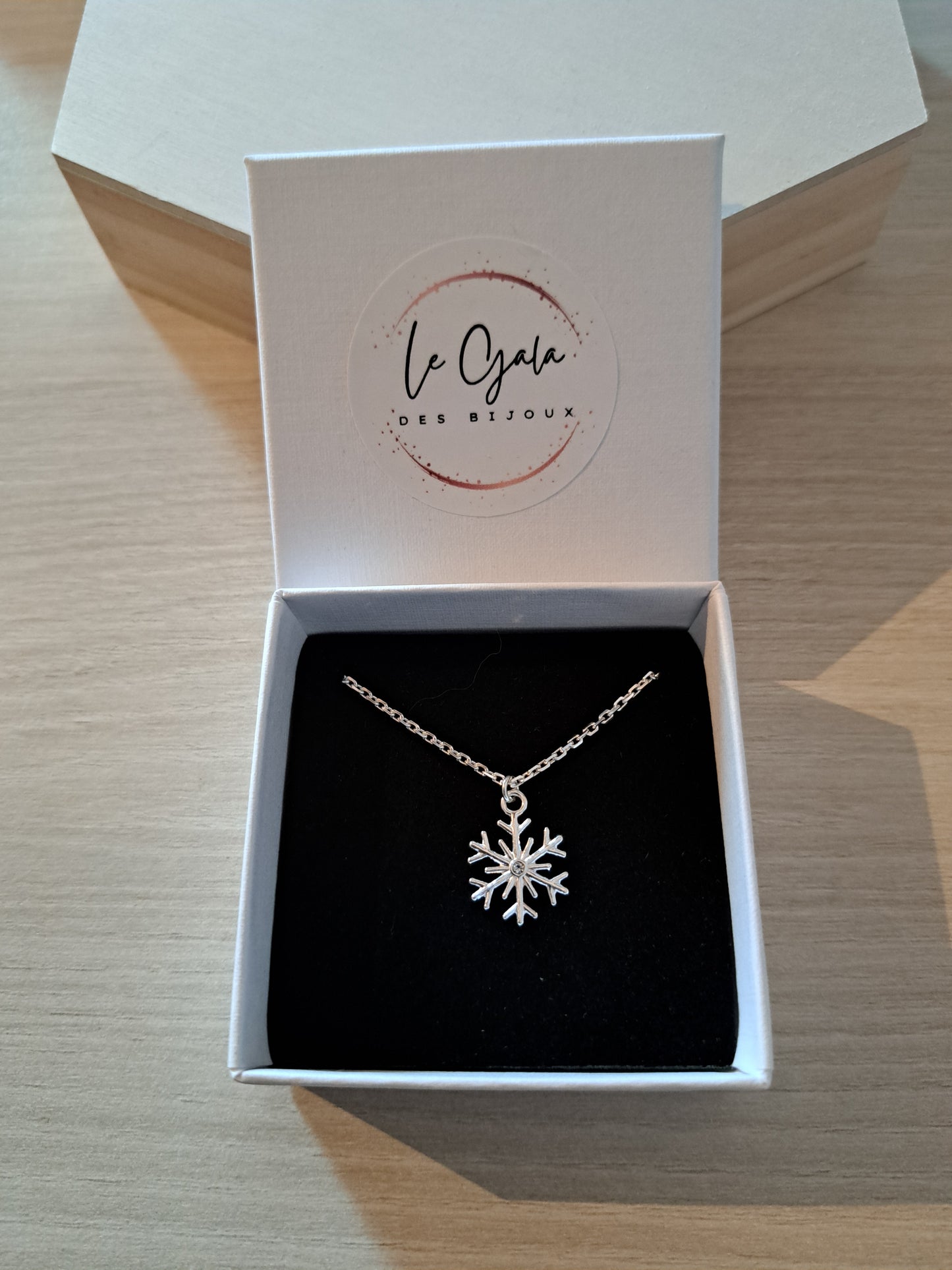 Collier en argent, pendentif étoile orné d'un cristal blanc. Site de bijoux. France