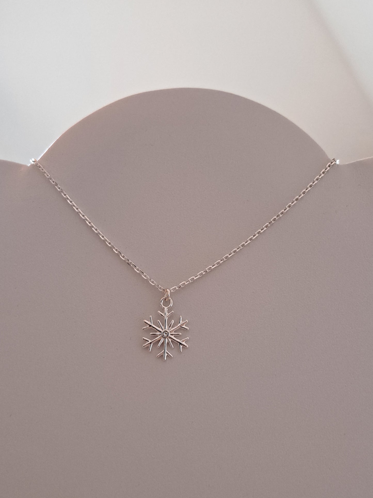 Collier en argent, pendentif étoile orné d'un cristal blanc. Site de bijoux. France