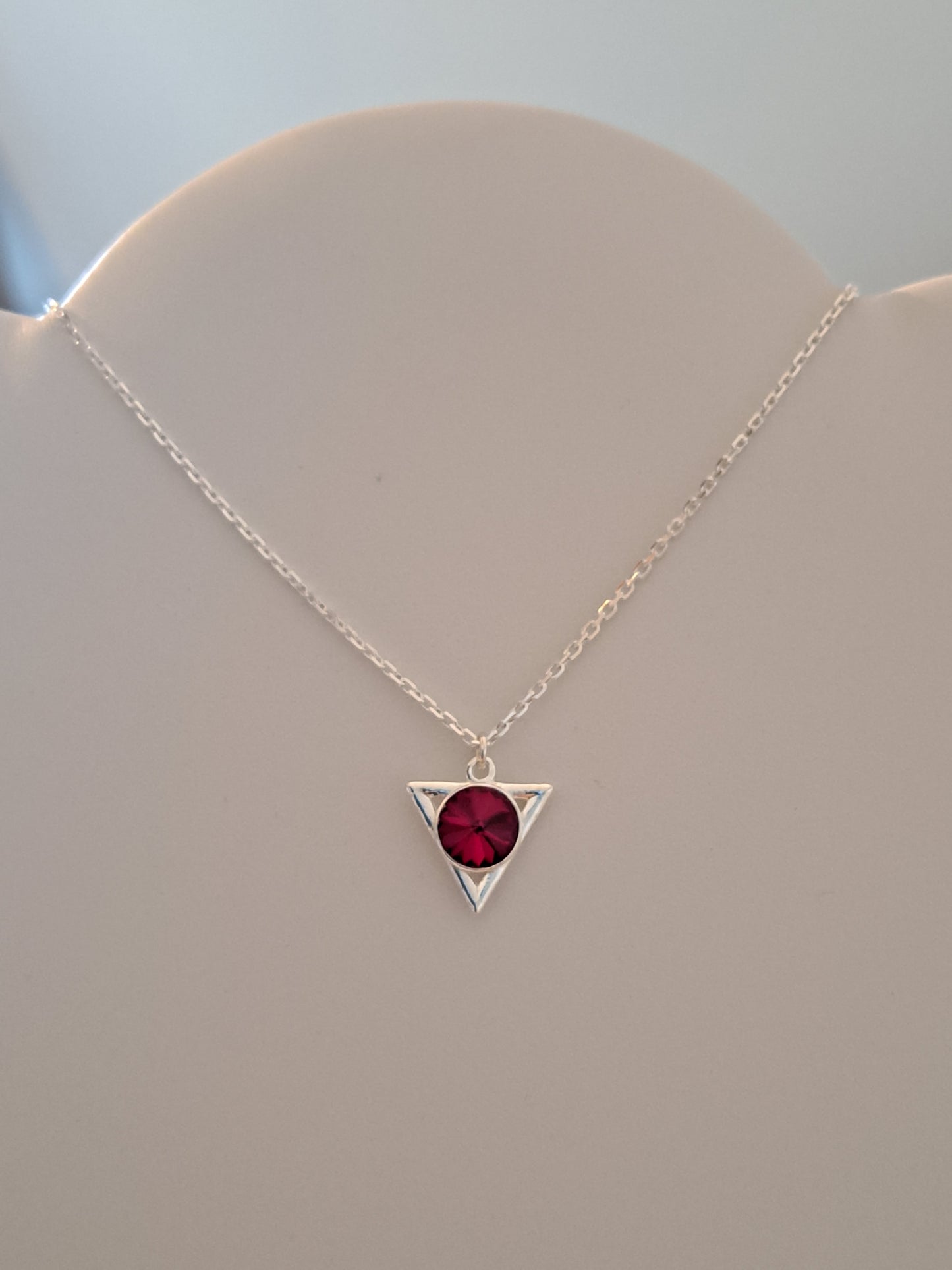 Collier en argent avec pendentif triangle orné d'un cristal rouge