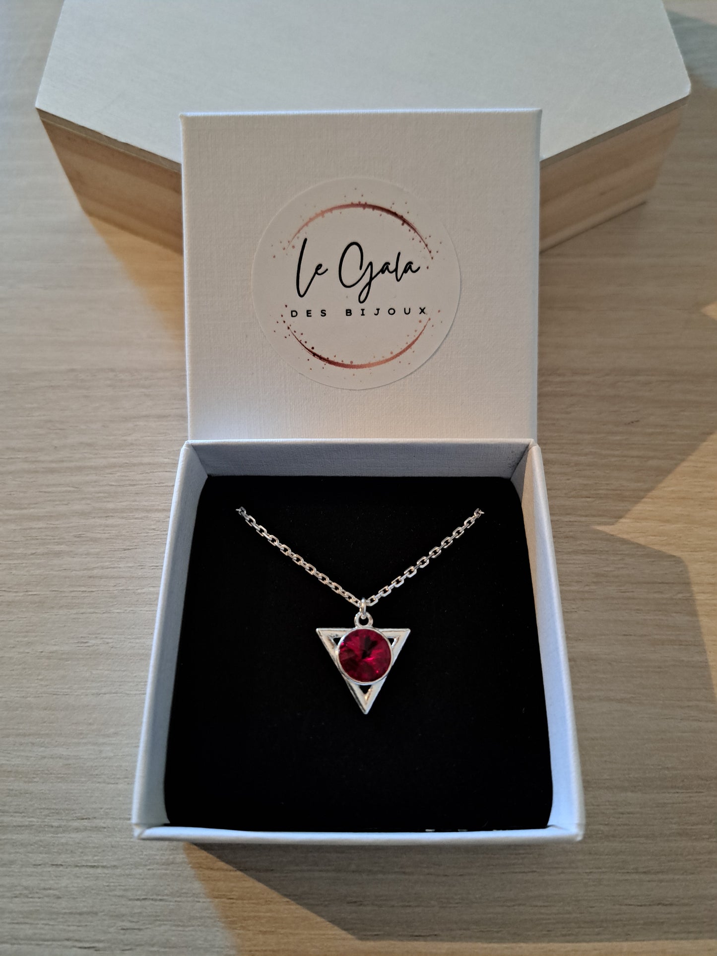 Collier en argent avec pendentif triangle orné d'un cristal rouge