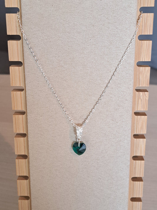 Collier en argent avec pendentif coeur cristal vert