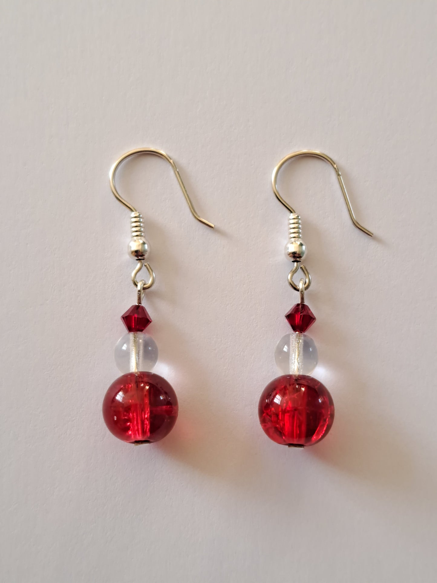 Boucles d'oreilles en argent avec perles blanches et rouges. Site de bijoux en ligne. France