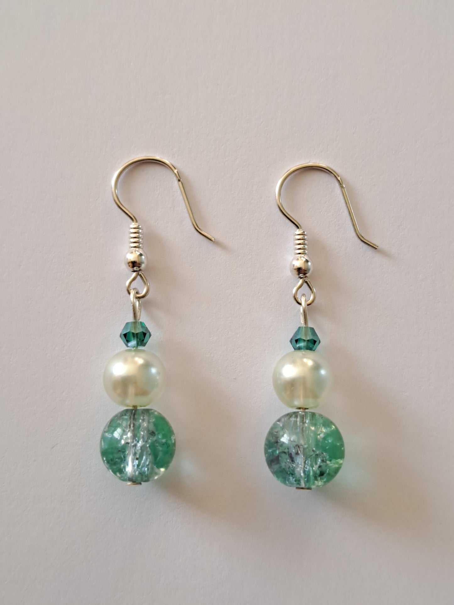 Boucles d'oreilles en argent avec perles blanches et turquoise. Site de bijoux en ligne. France