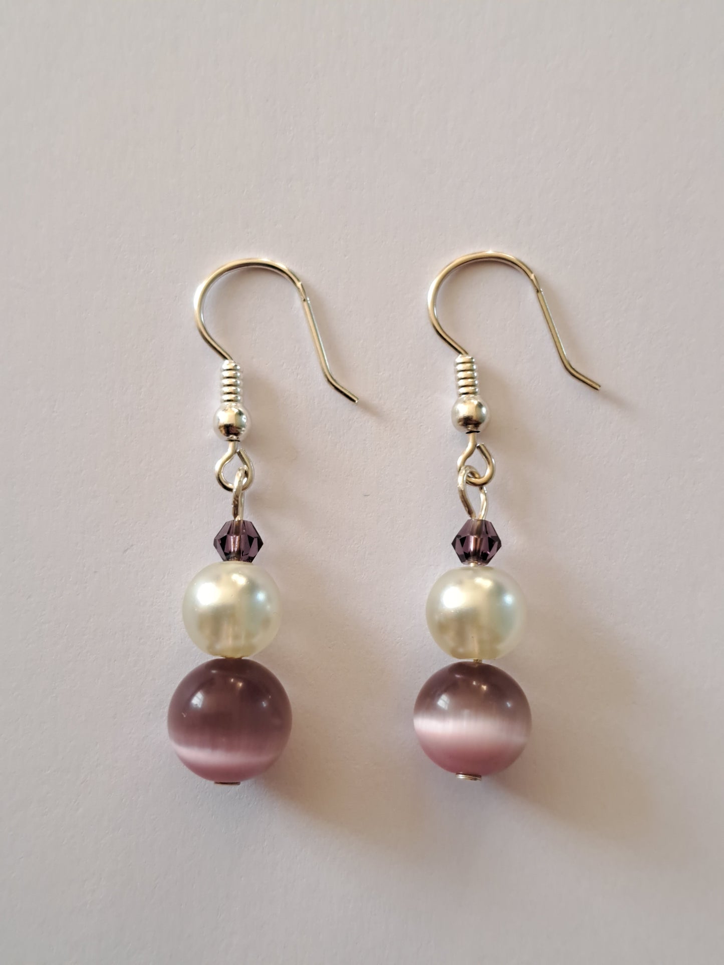 Boucles d'oreilles en argent avec perles blanches et violettes. Site de bijoux en ligne. France