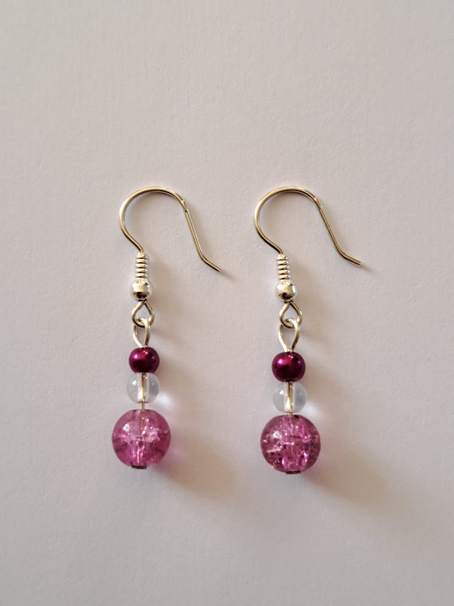 Boucles d'oreilles en argent avec perles nacrées et craquelées rose. Site de bijoux en ligne. France