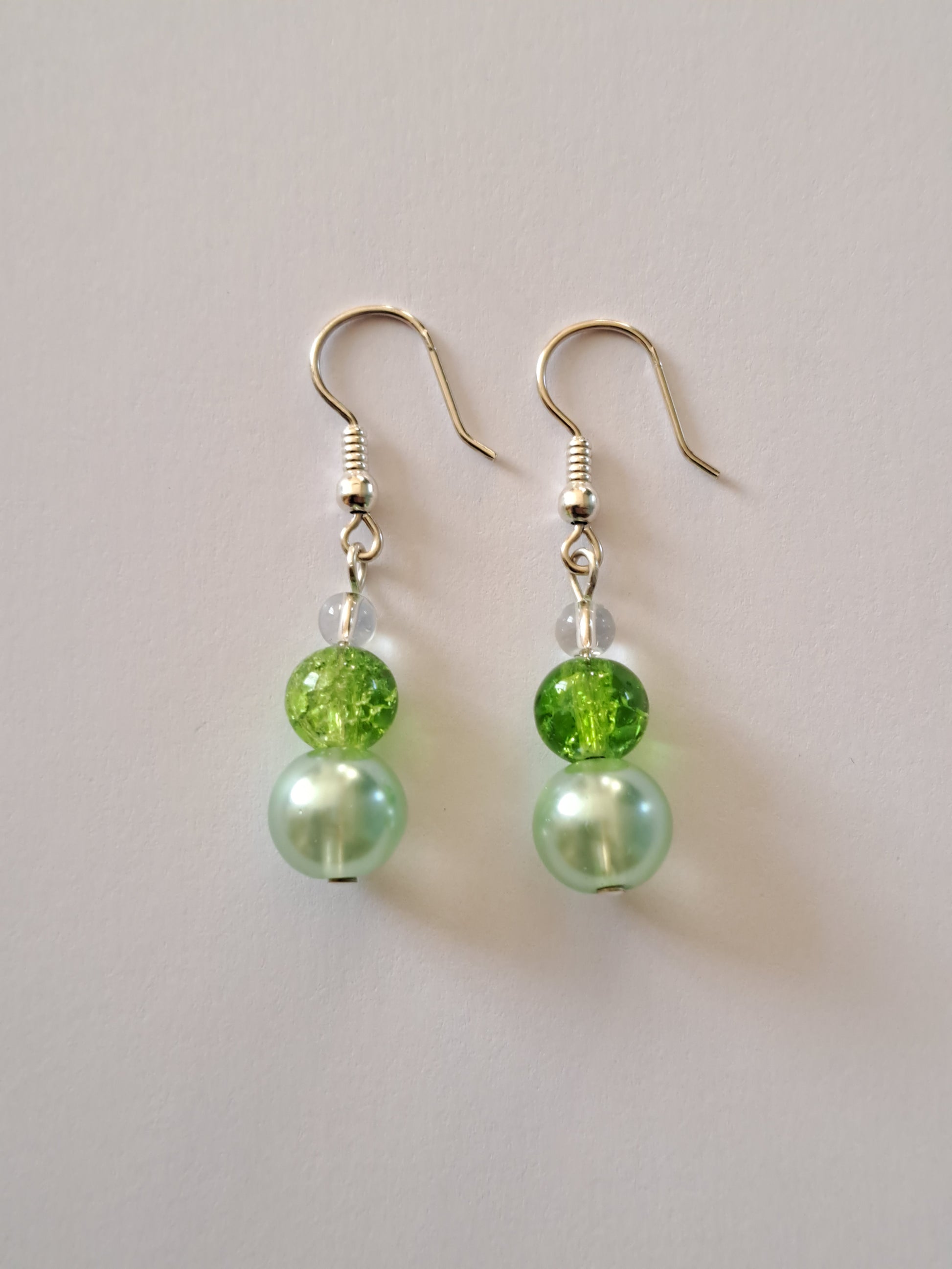 Boucles d'oreilles en argent avec perles nacrées et craquelées vertes. Site de bijoux en ligne. France