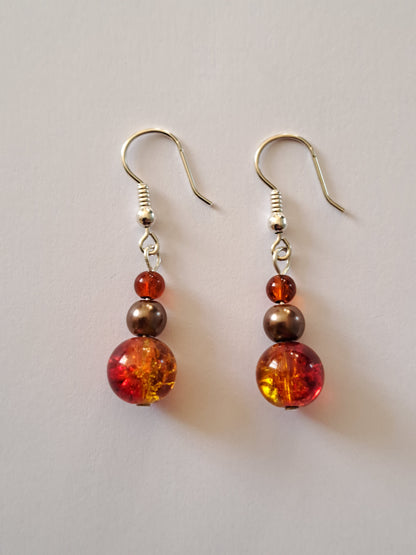 Boucles d'oreilles en argent avec perles nacrées et craquelées marron et orangées. Site de bijoux en ligne. France