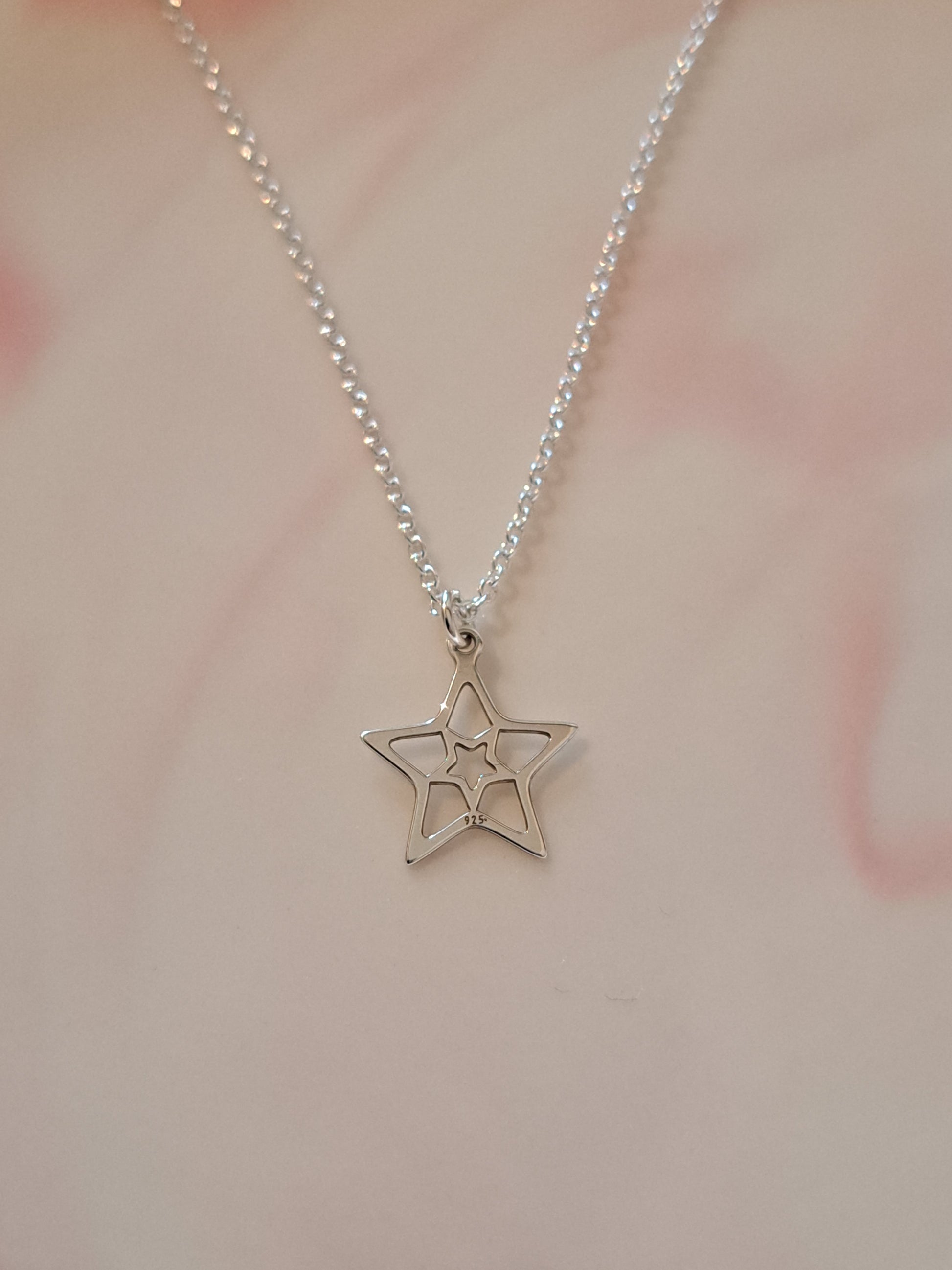 Collier femmes fine chaîne en argent pendentif étoile. Site de bijoux en ligne. France