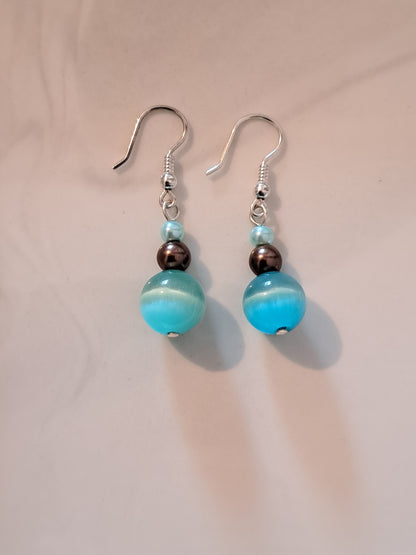 Boucles d'oreilles en argent avec perles nacrées et oeil de chat turquoise. Site de bijoux en ligne. France