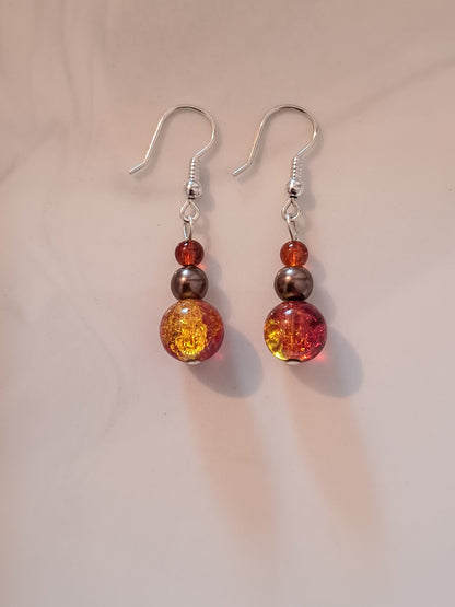 Boucles d'oreilles en argent avec perles nacrées et craquelées marron orangées. Site de bijoux en ligne. France