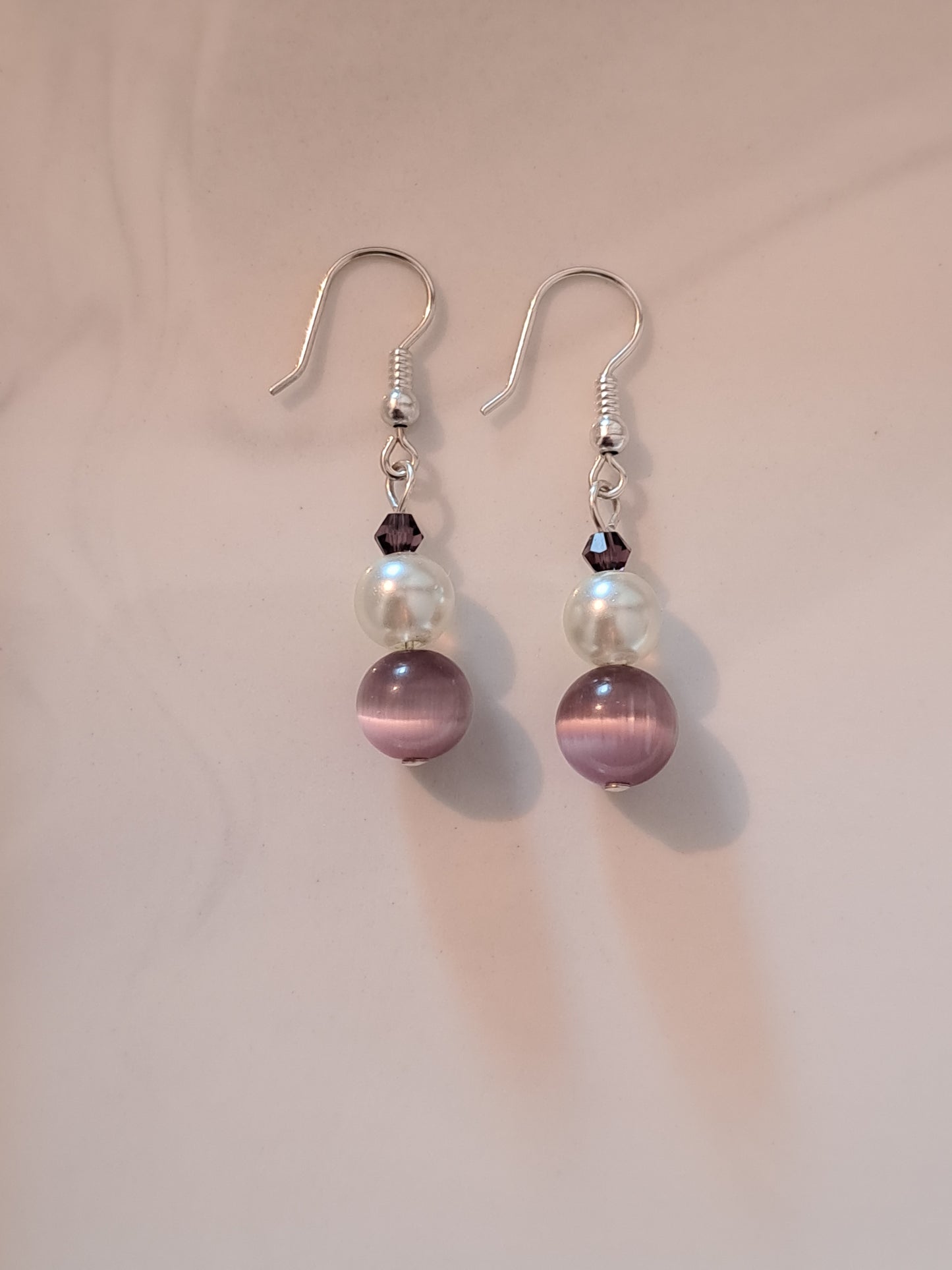 Boucles d'oreilles en argent avec perles blanches et violettes. Site de bijoux en ligne France
