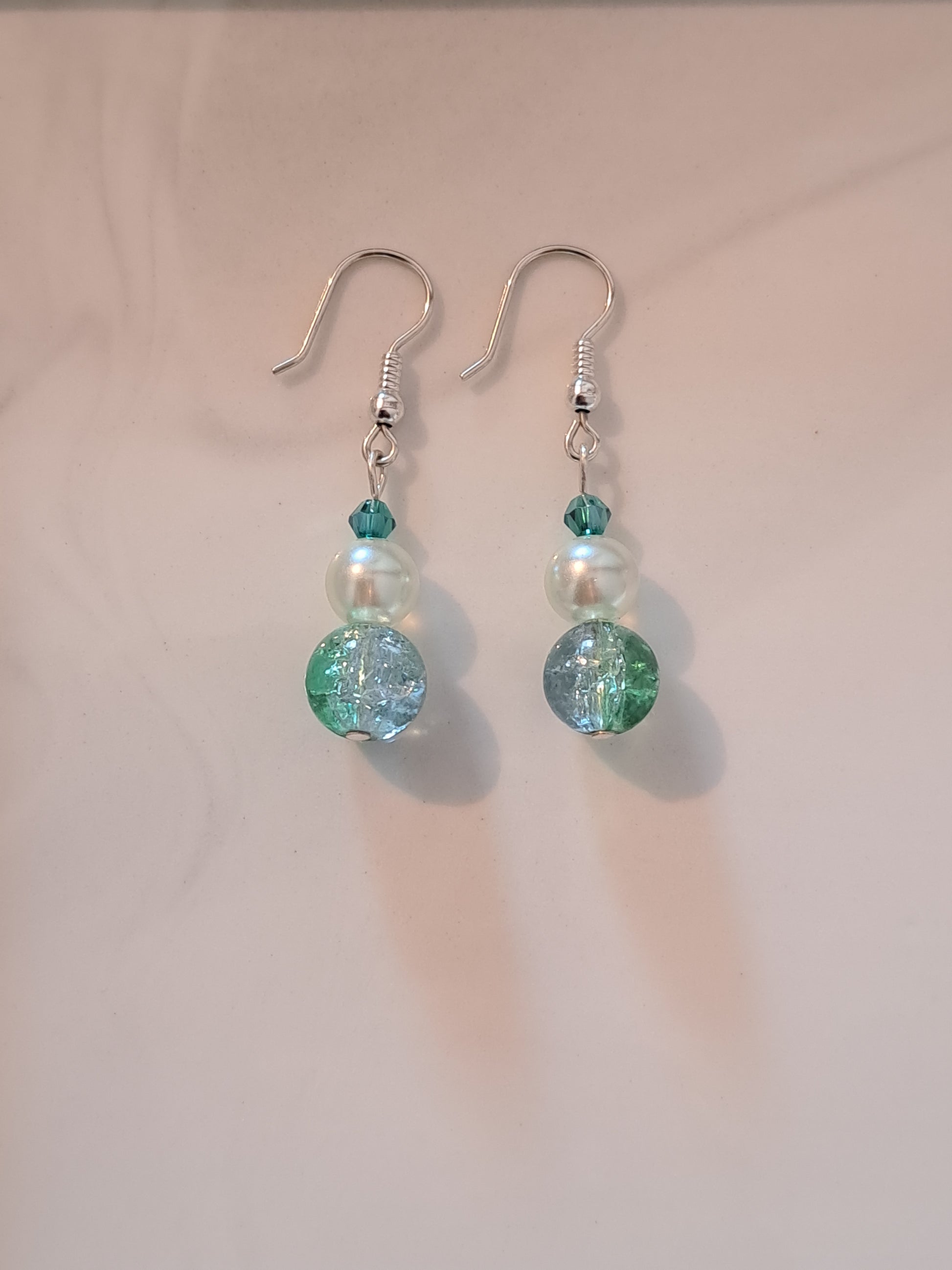 Boucles d'oreilles en argent avec perles blanches et turquoise. Site de bijoux en ligne. France