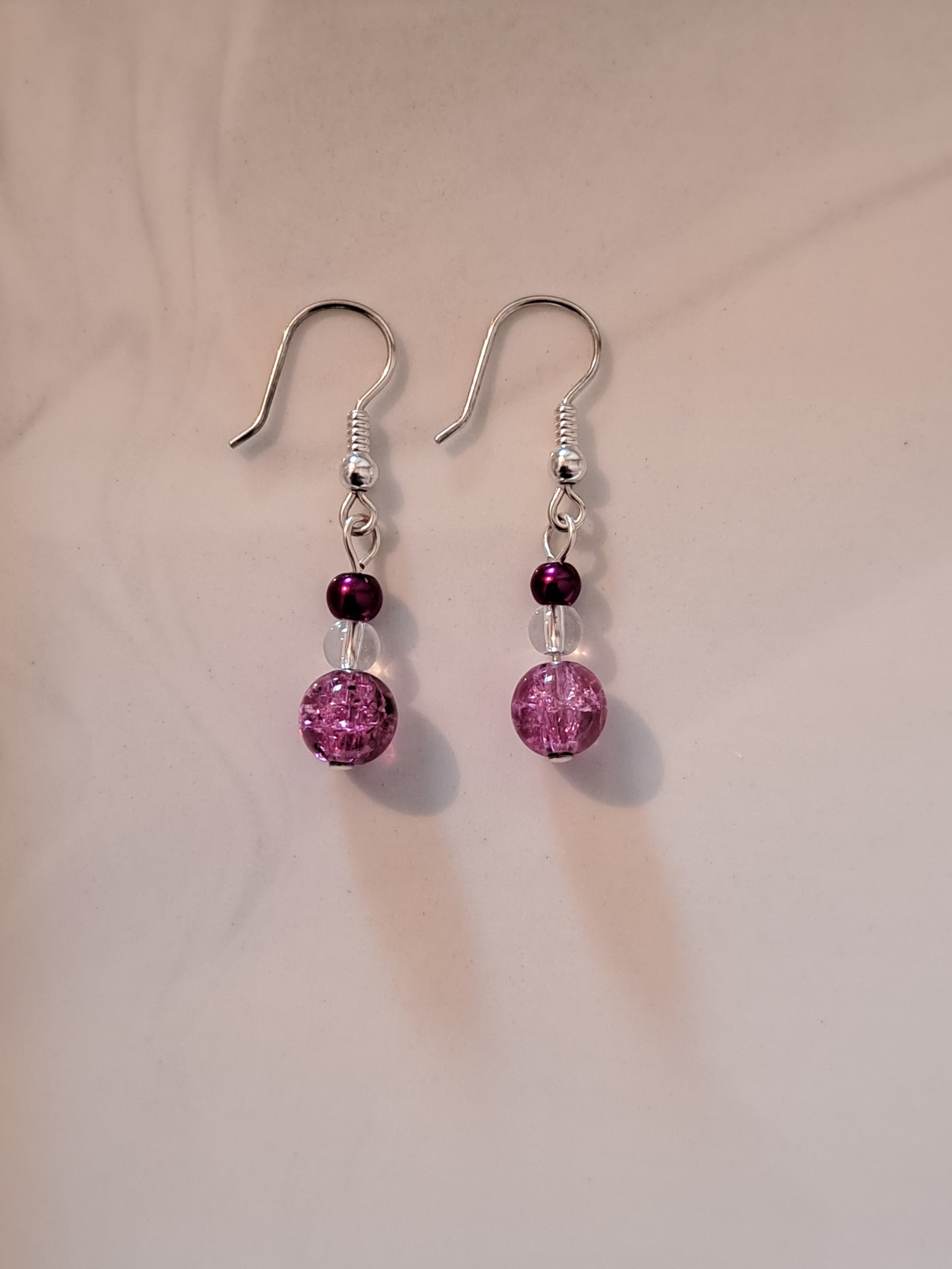 Boucles d'oreilles en argent avec perles nacrées et craquelées rose. Site de bijoux en ligne. France