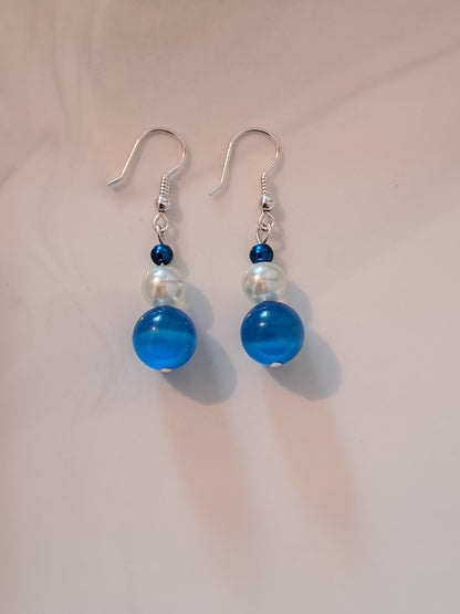 Boucles d'oreilles en argent avec perles nacrées blanches et oeil de chat bleue. Site de bijoux en ligne. France