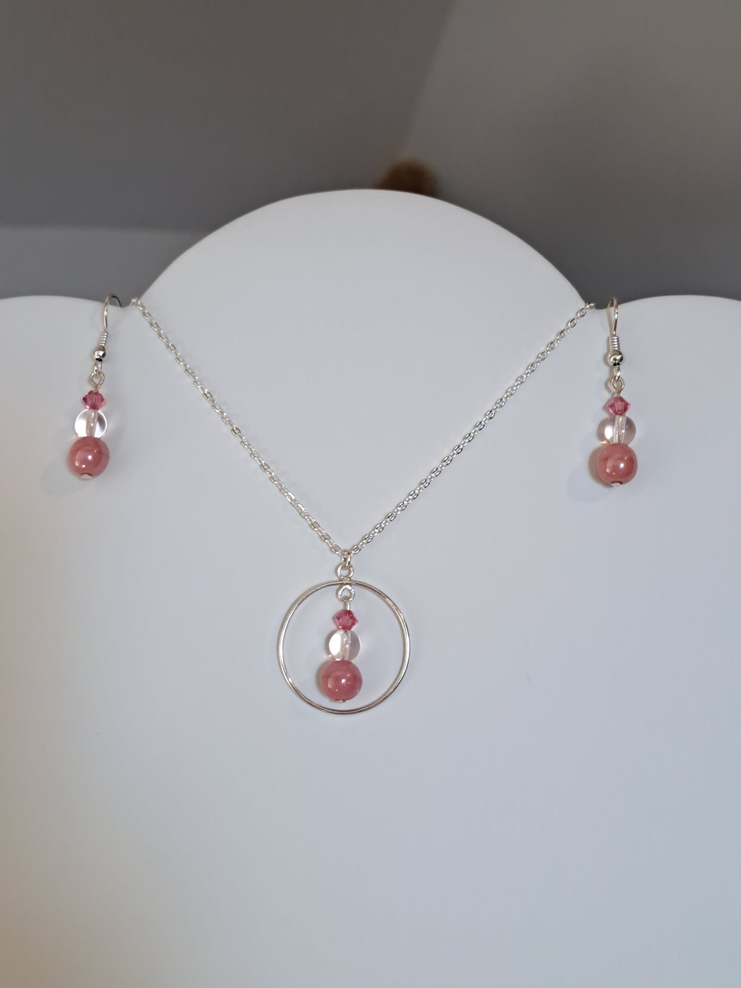 Boucle d'oreilles en argent avec perles roses pour octobre rose