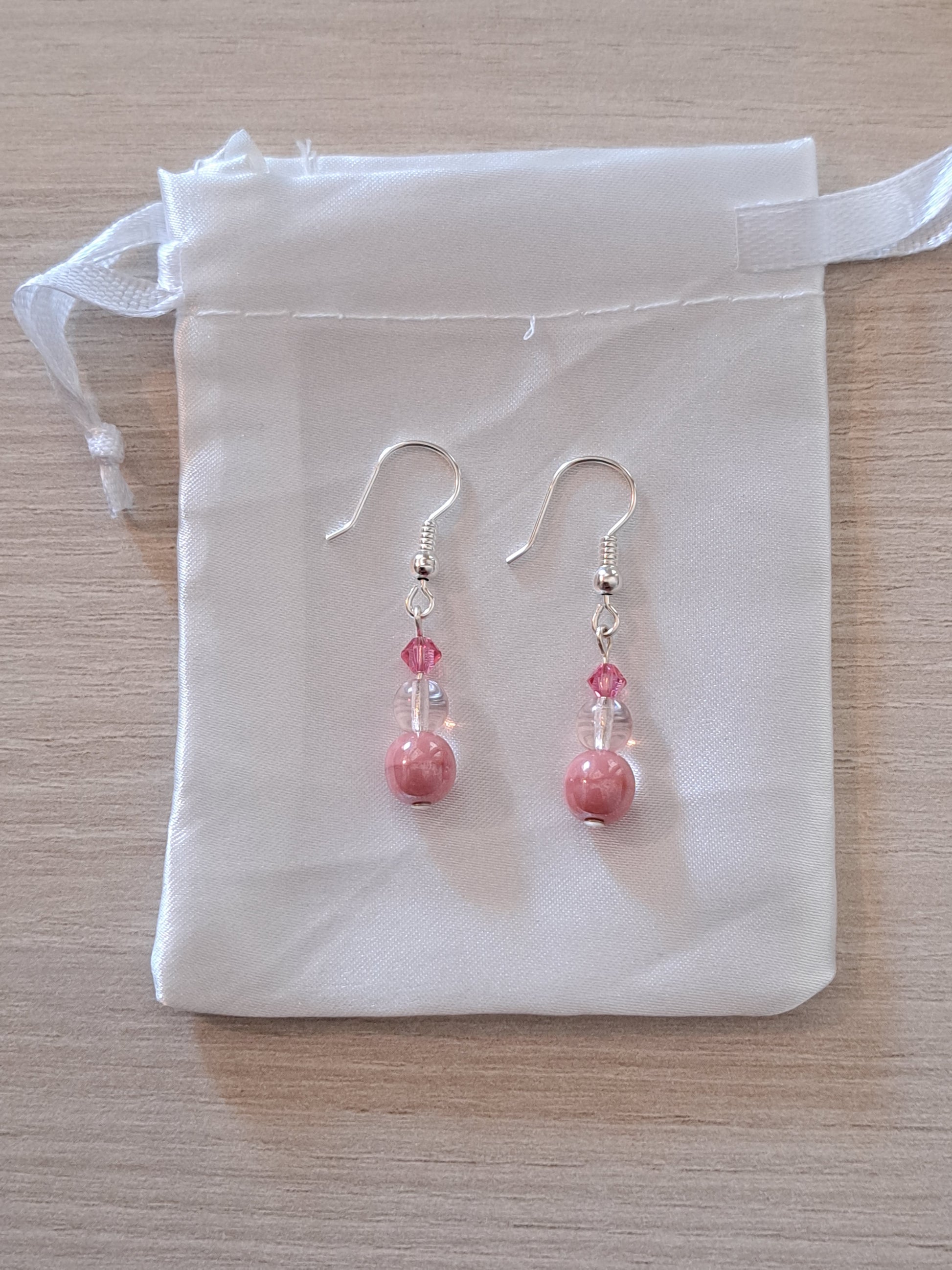 Boucle d'oreilles en argent avec perles roses pour octobre rose. Site de bijoux en ligne