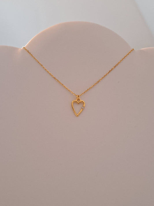 Collier doré fin et élégant avec pendentif coeur orné d'un cristal