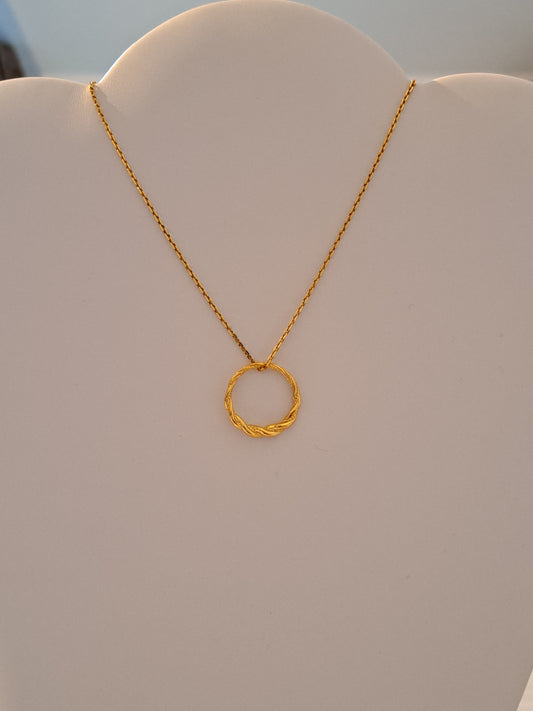 Collier doré avec pendentif rond torsadé