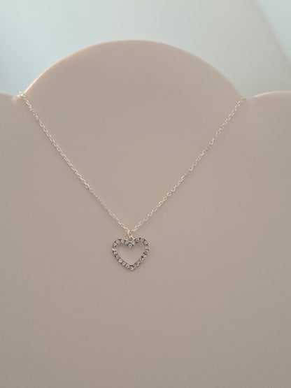 Collier en argent avec pendentif coeur orné de cristaux