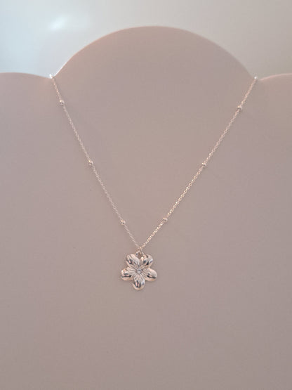 Collier en argent avec pendentif fleur de myosotis orné d'un cristal