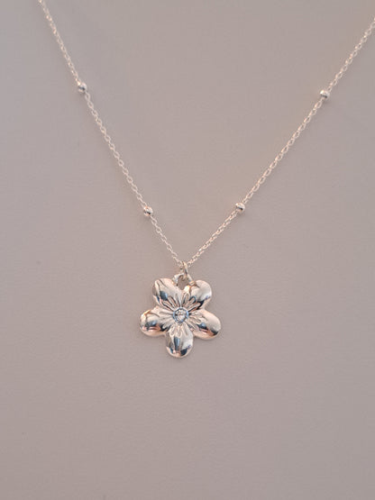 Collier en argent avec pendentif fleur de myosotis orné d'un cristal