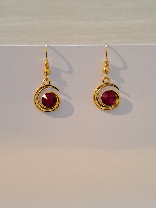 Boucle d'oreilles dorées lune ornées d'un cristal rouge