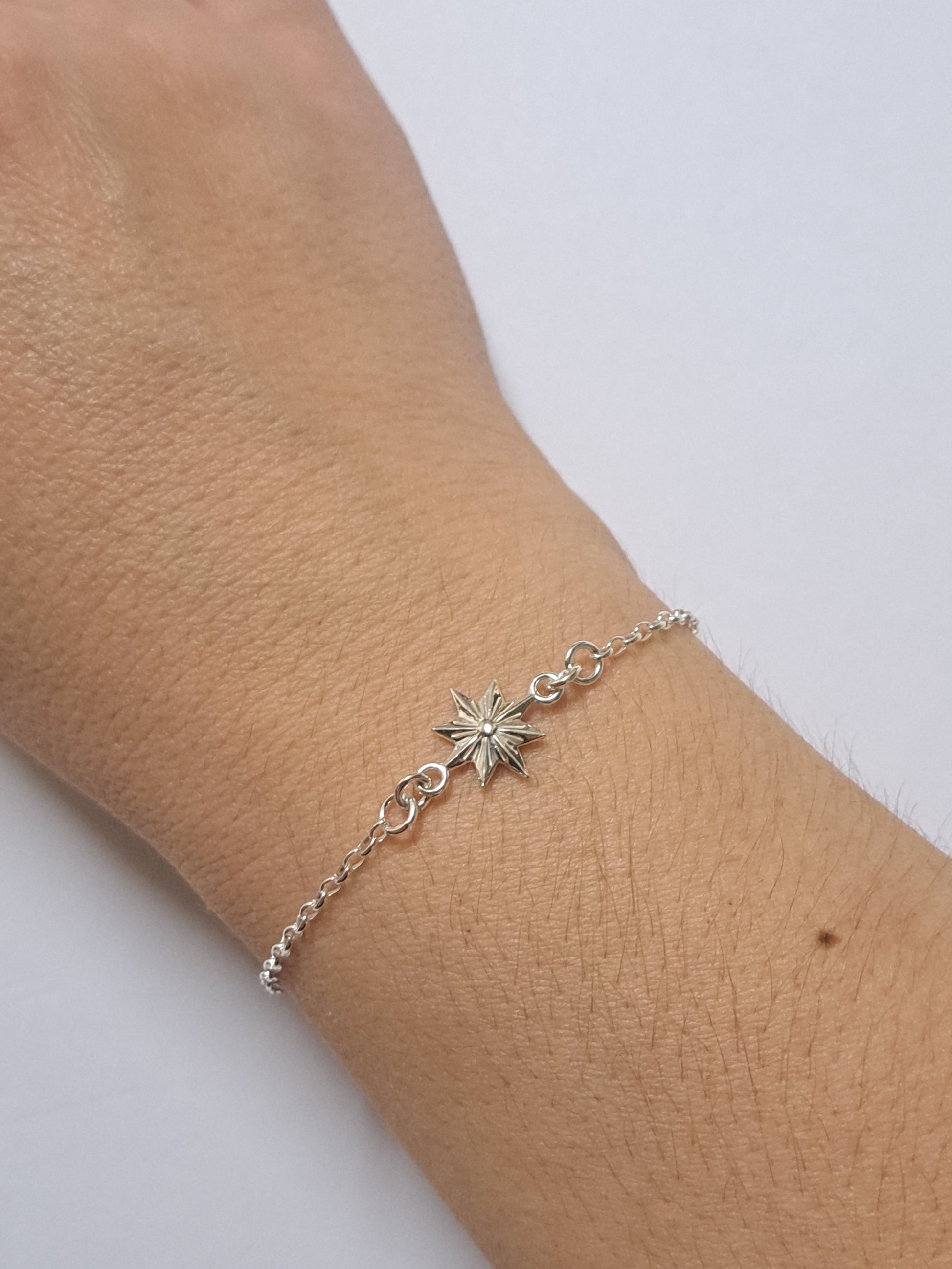 Bracelet étoile fin et élégant en argent. Site de bijoux. France