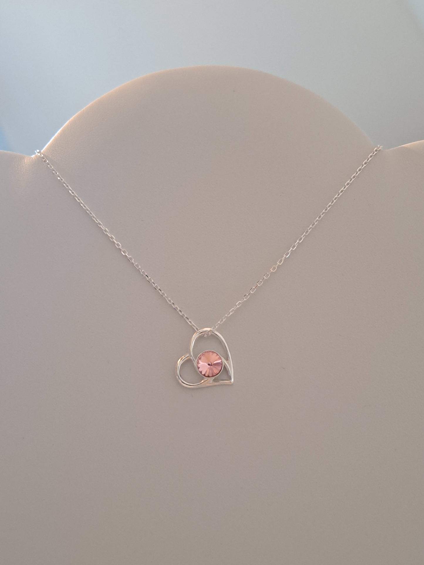 Collier en argent fin et élégant, pendentif coeur orné d'un cristal rose clair. Site de bijjoux. France
