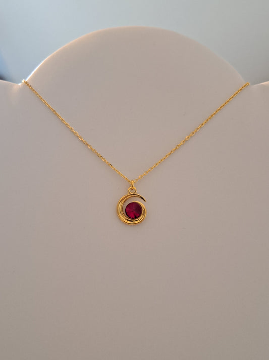 Collier doré avec pendentif lune orné d'un cristal rouge