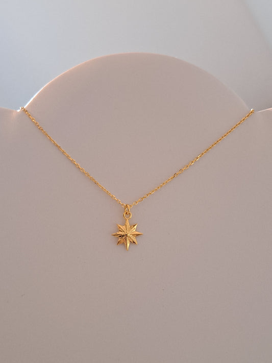 Collier doré avec pendentif étoile