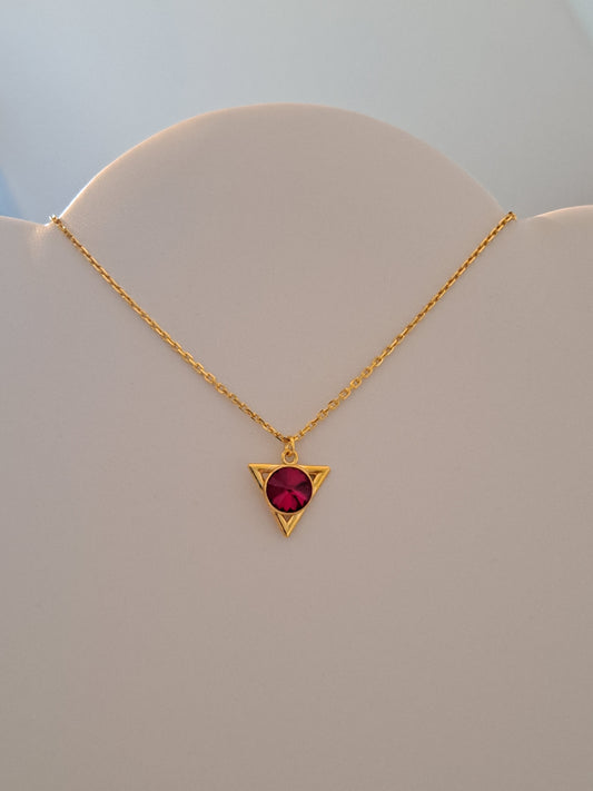 Collier doré avec pendentif triangle orné d'un cristal rouge