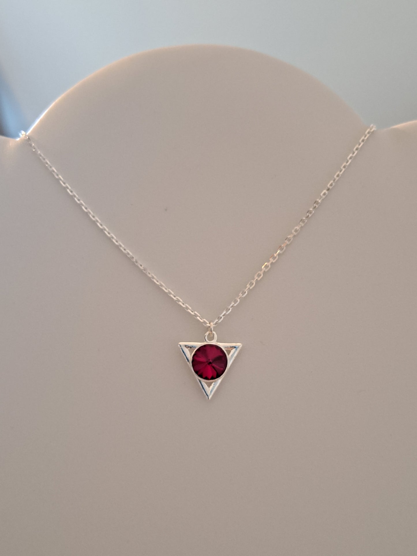 Collier triangle cristal rouge